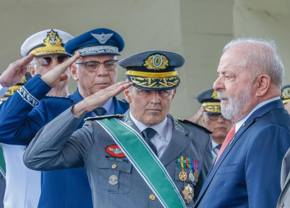 O general Tomás Paiva (de cinza) e o presidente Lula durante cerimônia do Dia do Exército — Foto: Ricardo Stuckert/Presidência da República