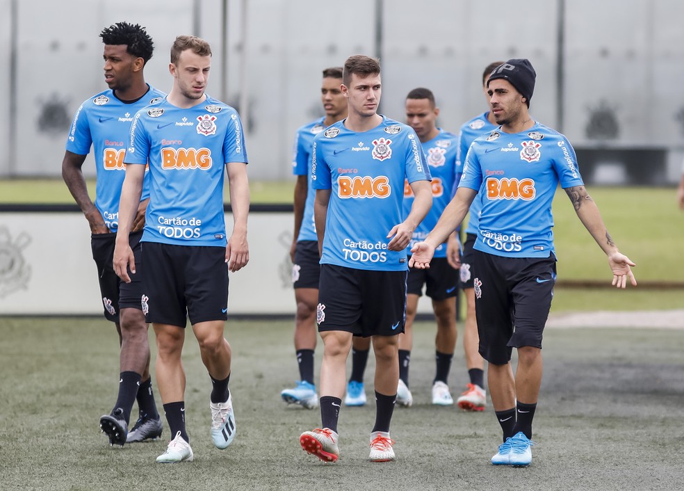 Sem Danilo Avelar, Corinthians relaciona 22 jogadores para ...