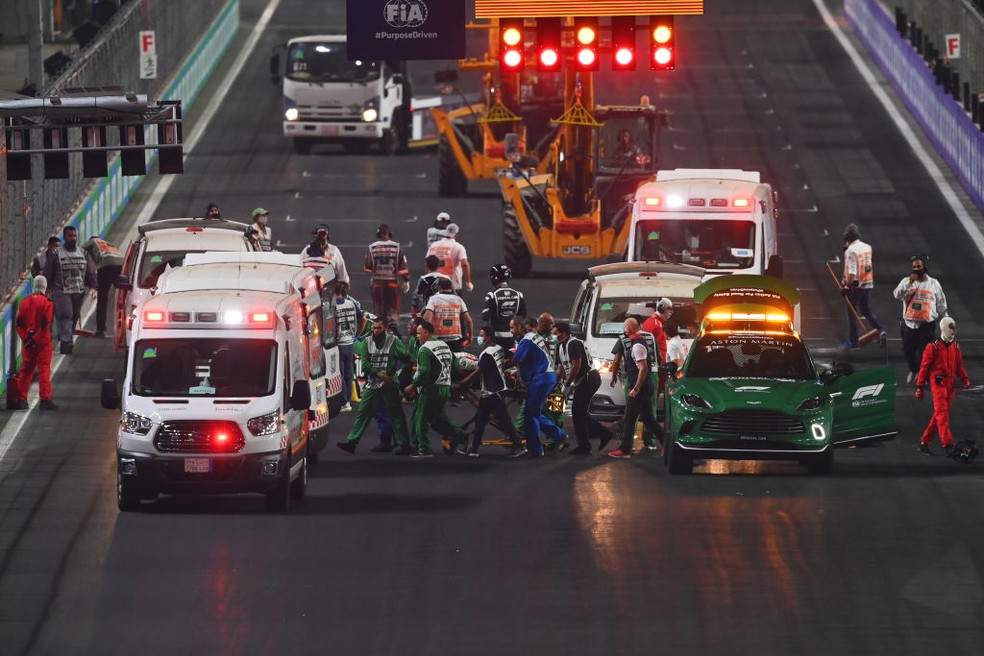Acidente de Enzo Fittipaldi e Theo Pourchaire na largada da F2 na Arábia Saudita; dupla foi encaminhada ao hospital — Foto:  Dan Mullan/Getty Images