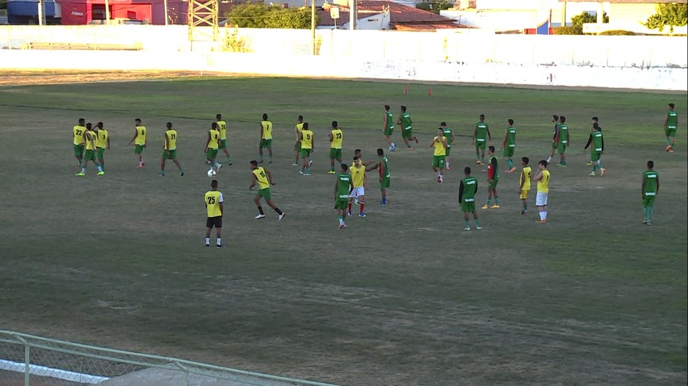 O Petrolina chegou a promover algumas seletivas durante o ano, mas o trabalho não foi adiante (Foto: Reprodução / TV Grande Rio)