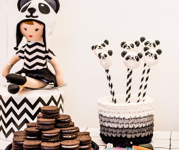 A boneca de pano com gorro de panda completou a decoração da mesa que tinha minidonuts e biscoito de chocolate com recheio de baunilha entre as delícias (Foto: Lilian Cruz)