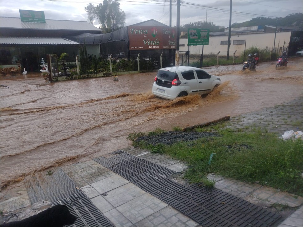 Chuva deixa ruas alagadas e arrasta carros em Itajubá — Foto: Reprodução/EPTV