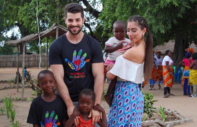 Romana Novais e Alok em Moçambique, com o projeto Fraternidade sem Fronteiras (Foto: Reprodução/Instagram)