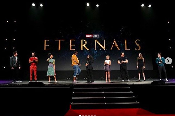 A atriz Angelina Jolie no palco do evento da Disney junto com seus colegas de elenco de Os Eternos, da Marvel (Foto: Instagram)