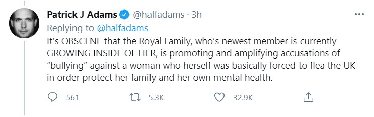 Patrick J. Adams defendeu Meghan Markle das acusações que ela recebeu de ter feito bullying con funcionários da realeza britânica (Foto: Reprodução / Twitter)