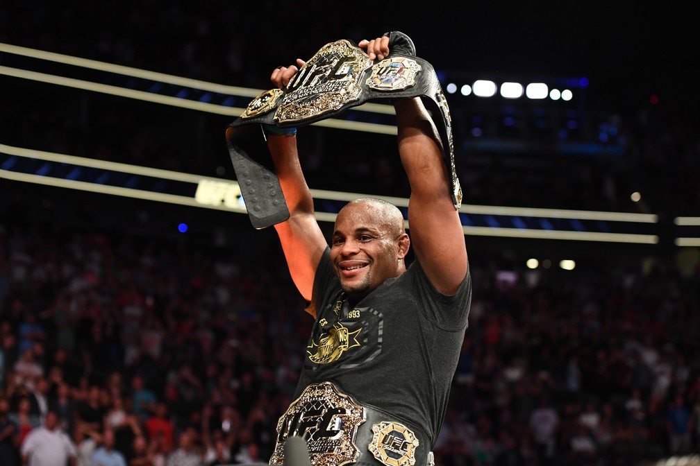 Daniel Cormier posa com seus dois cinturões: campeão do peso-pesado e do meio-pesado (Foto: Josh Hedges/Getty Image)