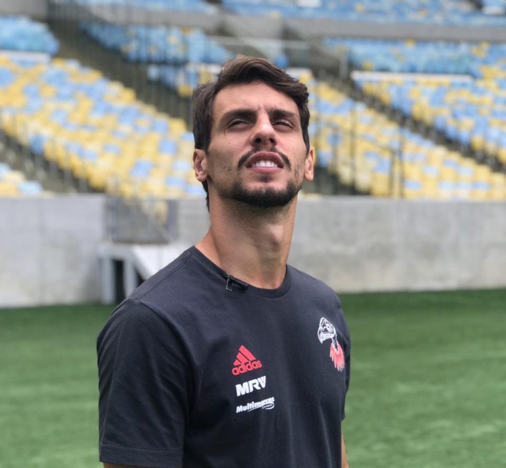De Terno Em Campo A Ganso No Bolso Rodrigo Caio Se Diverte Com Aprovacao Da Torcida Do Flamengo