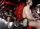 Montanha-russa recebe noivos de casamento coletivo na China (Reuters/William Hong)