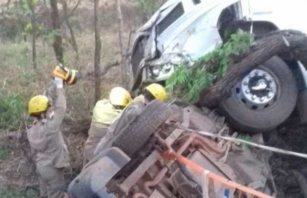 Acidente entre picape e carreta mata três amigos na BR-153, em Goiás (Foto: Divulgação/PRF)