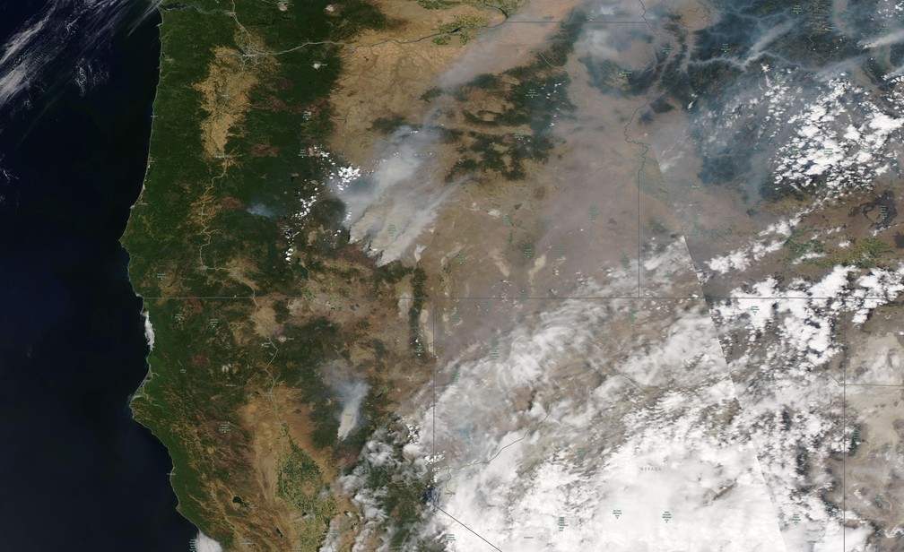 Imagem de satélite mostra a fumaça dos incêndios florestais no Oregon, em Idaho e no norte da Califórnia em 18 de julho de 2021. Condições extremamente secas e ondas de calor associadas às mudanças climáticas tornaram os incêndios florestais mais difíceis de combater nos Estados Unidos. — Foto: Maxar Technologies via AP