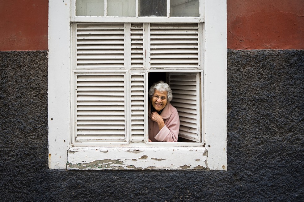 Idosa em janela: inteligência artificial é capaz de ajudar os médicos a detectar a Doença de Alzheimer — Foto: iphotoklick para Pixabay