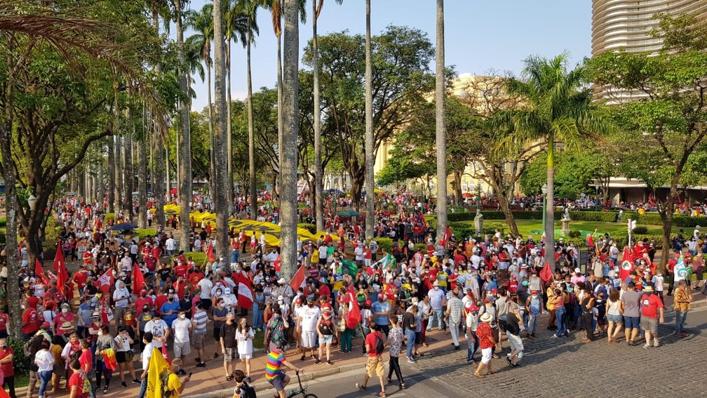 Belo Horizonte (MG) - Manifestantes contra Bolsonaro se reúnem em Belo Horizonte — Foto: Thiago Phillip/TV Globo