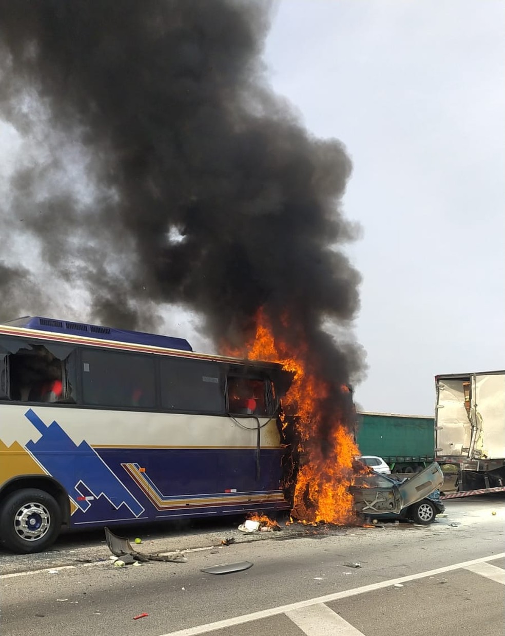 Acidente na via Dutra deixou mortos em São José — Foto: Divulgação/Polícia Rodoviária Federal
