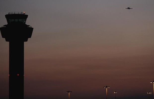 As torres de comando são os postos de comunicação entre aeroportos e pilotos (Foto: Gareth Cattermole/Getty Images)
