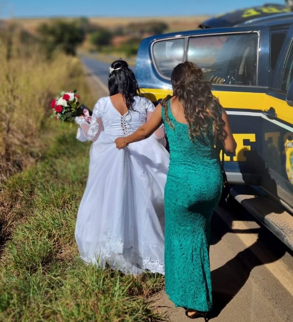 Noiva pega carona com policiais depois que carro quebra a caminho de casamento no DF — Foto: PRF/Reprodução