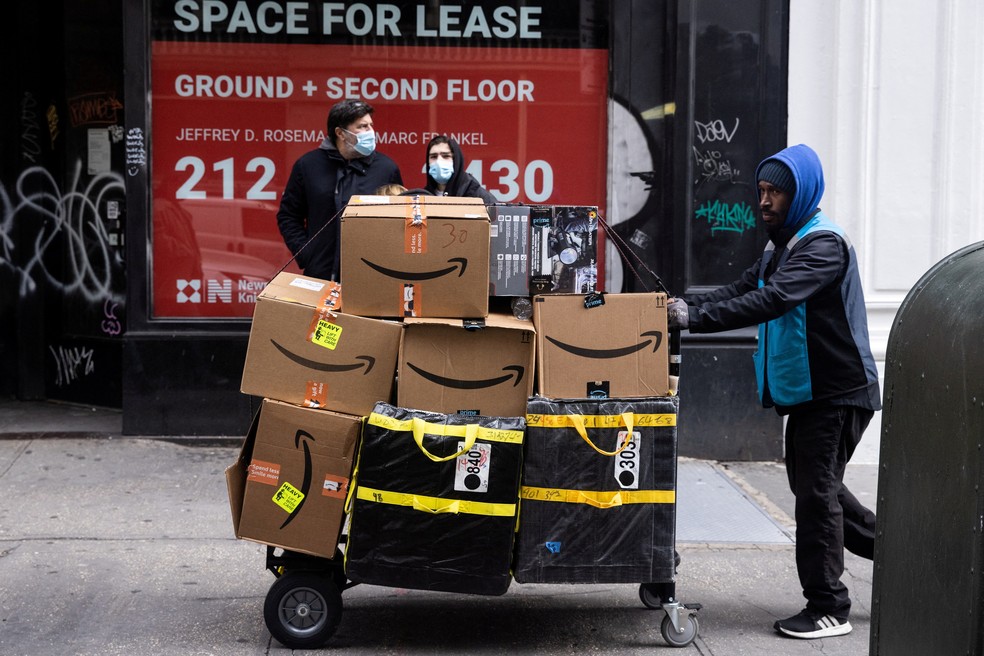 Consumidores aproveitam descontos da Black Friday em Nova York, nos Estados Unidos. — Foto: Jeenah Moon/ Reuters