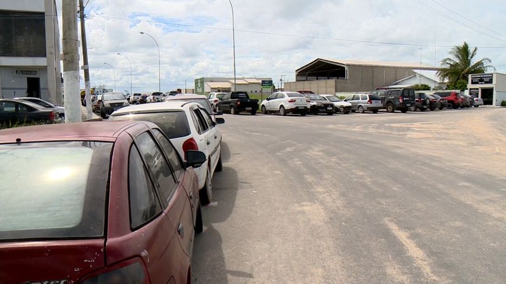 Carros apreendidos usam vagas perto de delegacia em Linhares (Foto: Raphael Verly/ TV Gazeta)