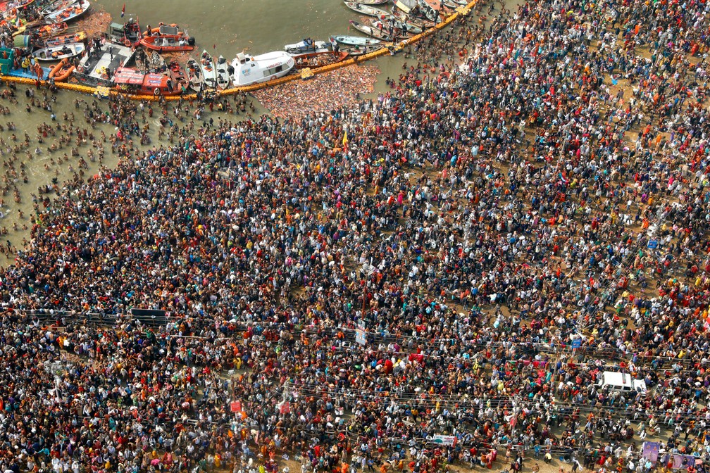 Milhares de devotos hindus mergulham em Sangam, a confluência de três rios sagrados, o Yamuna, o Ganges e o mítico Saraswati, durante o Kumbh Mela ou o Festival do Jarro, em Prayagraj, na Índia. O Kumbh Mela é uma série de banhos rituais de sadhus hindus, ou homens santos, e outros peregrinos que remontam aos tempos medievais. Os peregrinos tomam banho no rio acreditando que isso os purifica de seus pecados e termina seu processo de reencarnação. O evento, que a Unesco acrescentou à sua lista de patrimônio humano imaterial em 2017, é a maior congregação de peregrinos do planeta. Cerca de 150 milhões de pessoas devem participar do Kumbh deste ano, que vai até o início de março — Foto: Rajesh Kumar Singh/AP