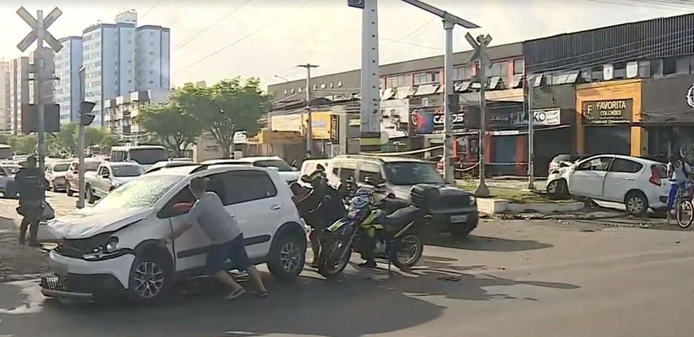 Acidente entre dois veículos na Zona Sul de Aracaju — Foto: Tv Sergipe/Reprodução