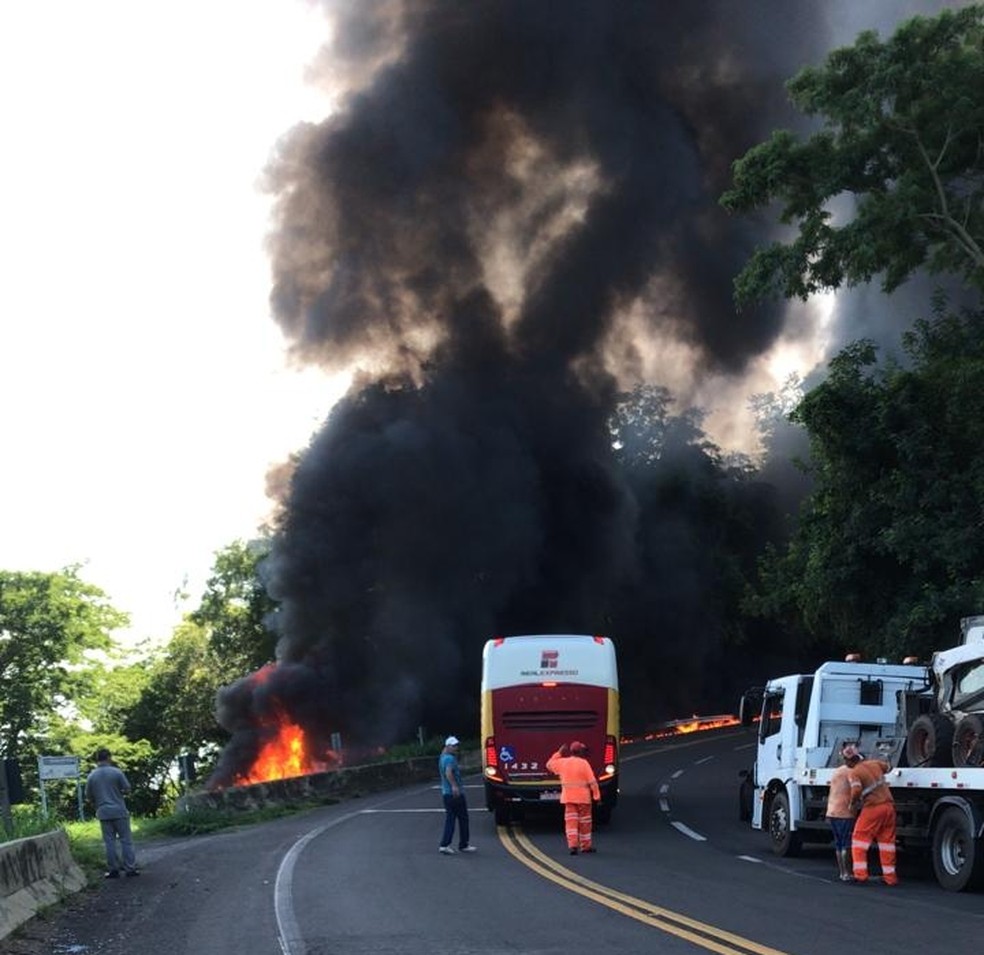Caminhão pega fogo em rodovia de Ocauçu — Foto: Polícia Rodoviária Federal/Divulgação