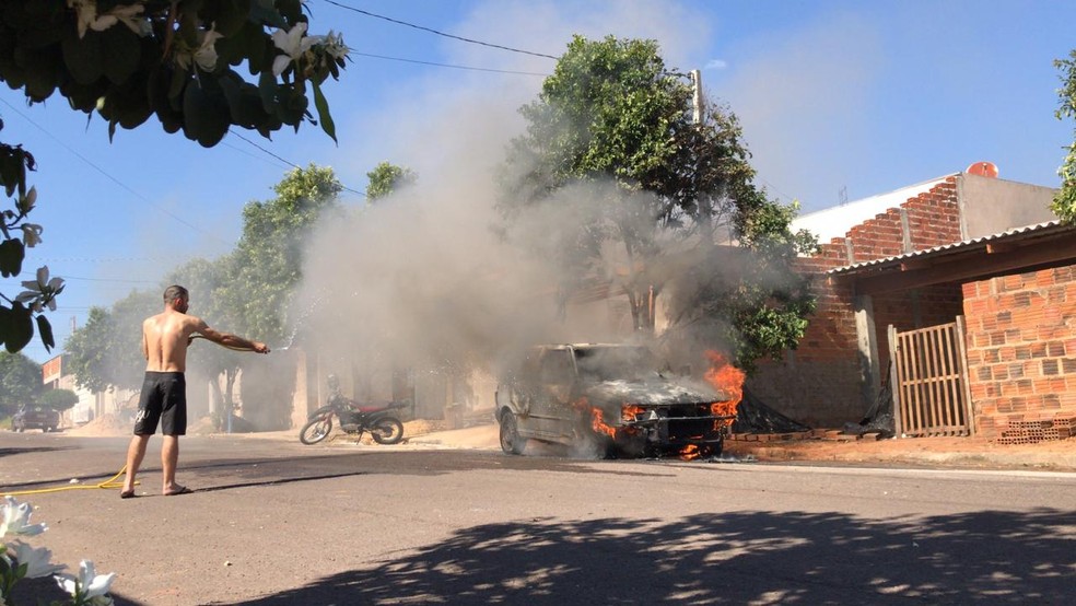 Carro foi atingido por incêndio em Adamantina, no dia 23 de julho de 2020 — Foto: Portal Siga Mais/Cedida