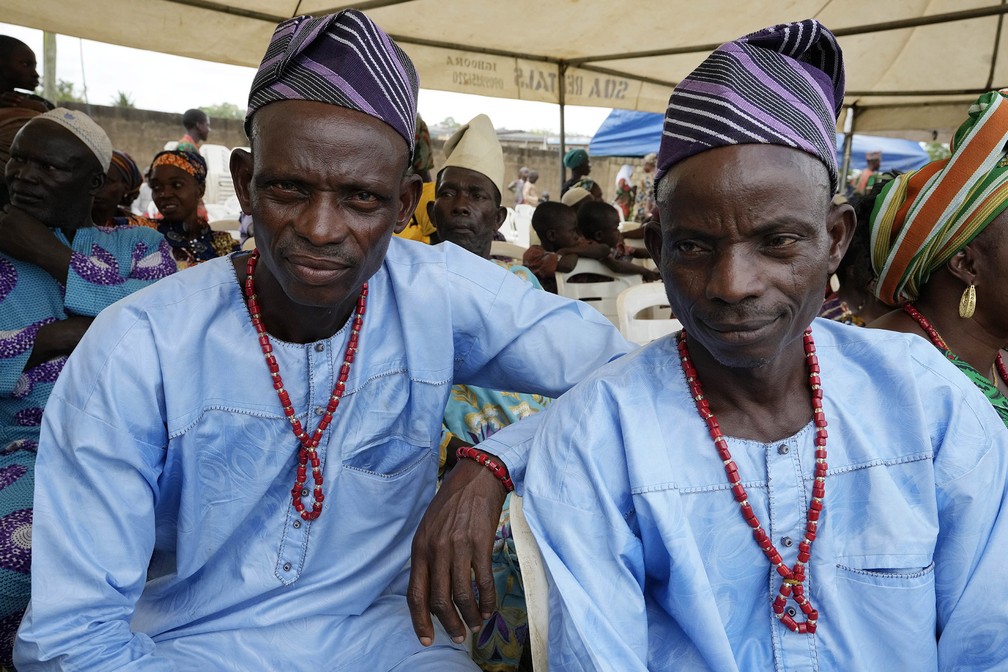 Kehinde Oyediran e Taiwo Oyediran, de 52 anos, participantes do 12º festival de gêmeos de Igbo-Ora, cidade no sudoeste da Nigéria, que celebra anualmente a alta incidência de gêmeos entre seus habitantes — Foto: Sunday Alamba/AP