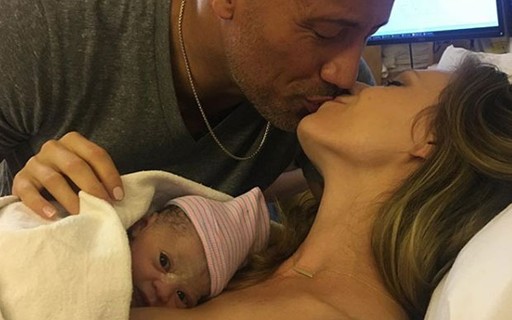 Nasce a terceira filha de Dwayne Johnson, o The Rock: Orgulhoso por trazer  outra garota forte neste mundo - Estrelando