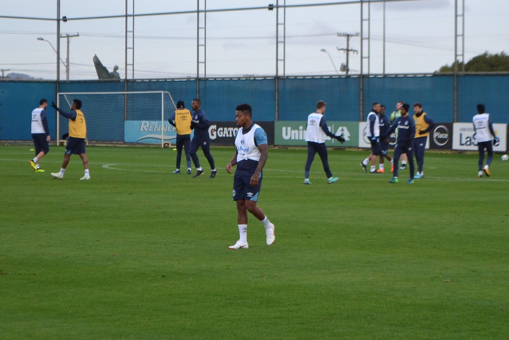 Marinho faz gol e mostra armas em treino do Grêmio sem Maicon e Everton