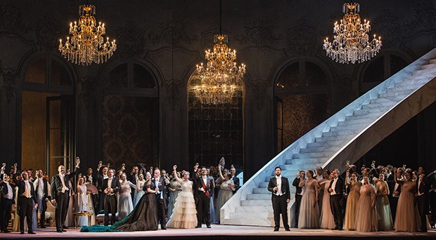 The cast and chorus on stage (Foto: Yasuko Kageyama, Courtesy of the Teatro dell'Opera)