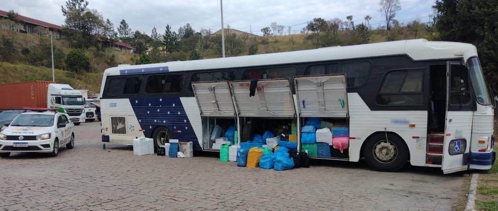 Carga com bebidas alcoólicas e produtos eletrônicos sem nota fiscal é apreendida em Araçariguama  — Foto: Polícia Rodoviária/ Divulgação