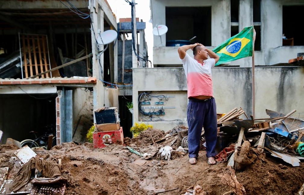 Morador da região onde dois prédios desabaram — Foto: Marcos Serra Lima/G1
