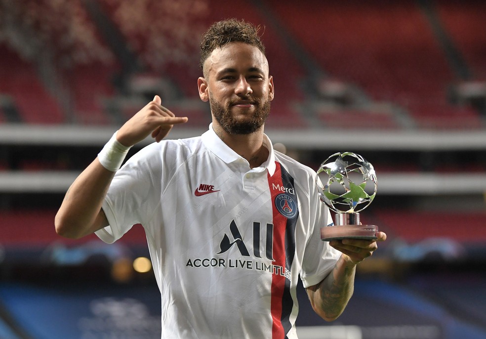 Neymar com o prêmio de melhor em campo após PSG 2 x 1 Atalanta — Foto: Getty Images