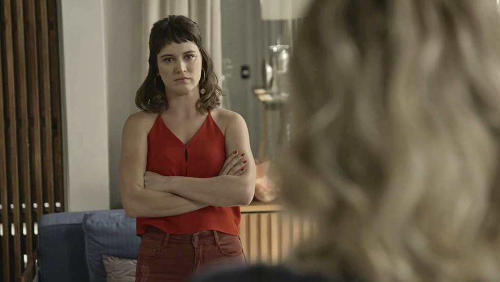 Clara fica cara a cara com Fabiana e Renato (Foto: TV Globo)
