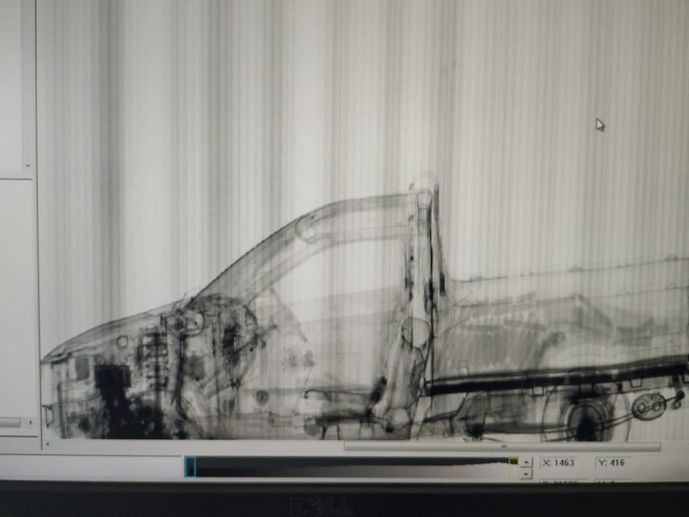 Escâner da Receita Federal mostrou onde a maconha estava escondida — Foto: Zito Terres/RPC