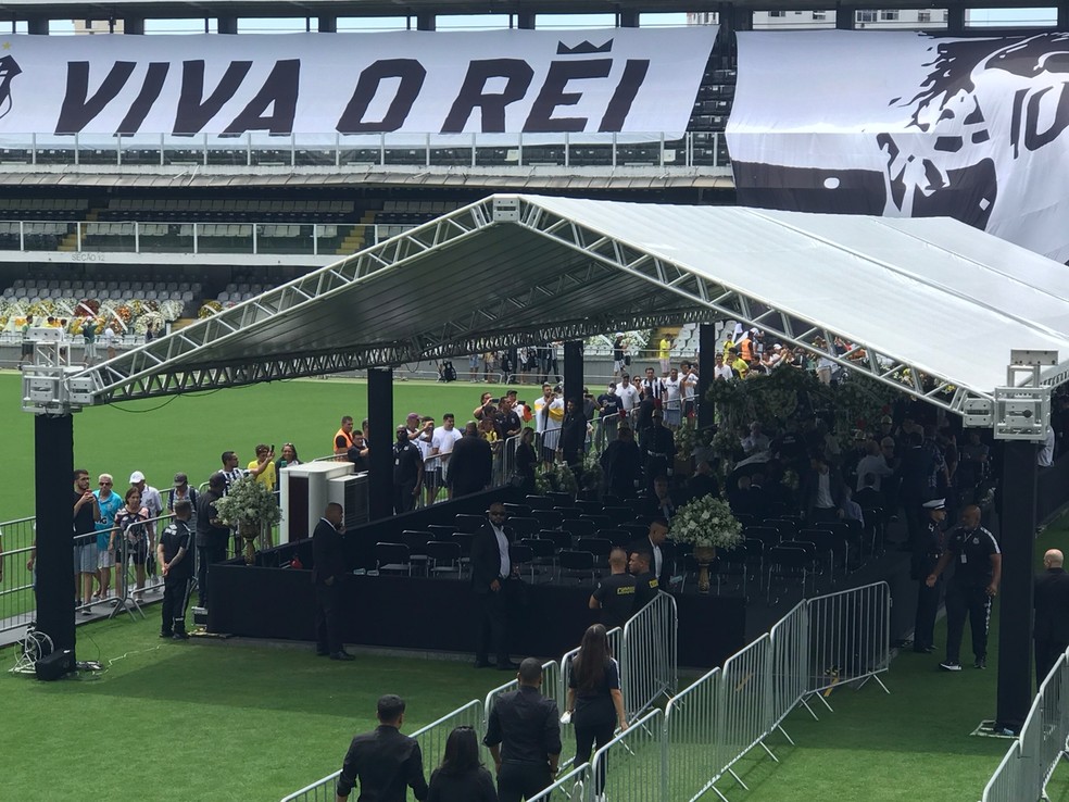 P&uacute;blico e familiares se despedem de Pel&eacute;, em Santos &mdash; Foto: Daniela Rucio 