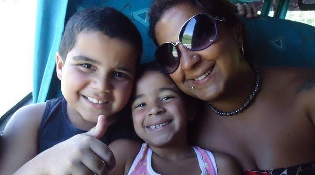 Cida Santos, campeã do BBB4, com os filhos, Victor e Victoria, em foto de 2014  (Foto: Reprodução)