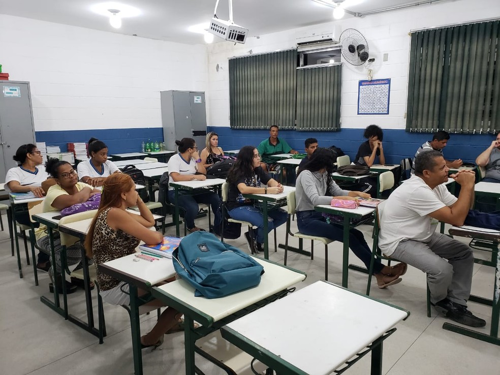 Estudantes devem fazer rematr&iacute;cula no EJA at&eacute; est&aacute; sexta-feira (10) &mdash; Foto: Divulga&ccedil;&atilde;o/Prefeitura de Guaruj&aacute;