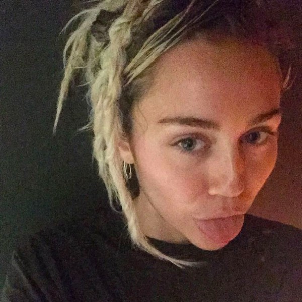 Miley mostra a língua pros reaças no Instagram (Foto: Reprodução)