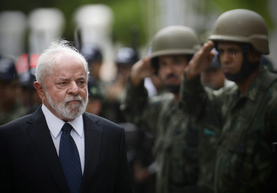 Em Brasília, Lula participa de solenidade com militares da Marinha