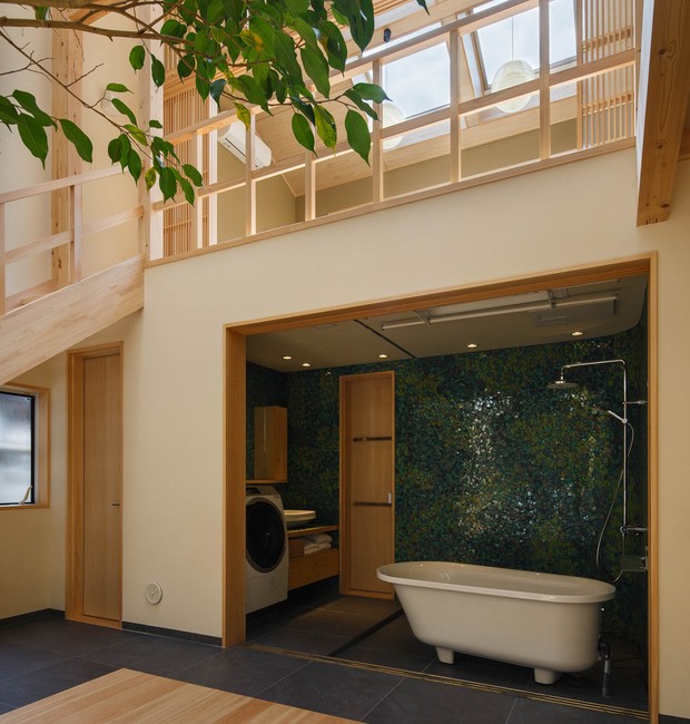 O banheiro fica ao lado da sala de estar aberto para o espaço como um banho ao ar livre (Foto: Reprodução/designmilk)