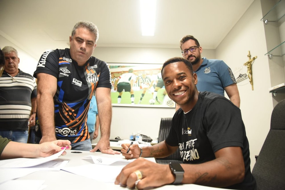 Robinho assina com o Santos — Foto: Divulgação / Santos FC