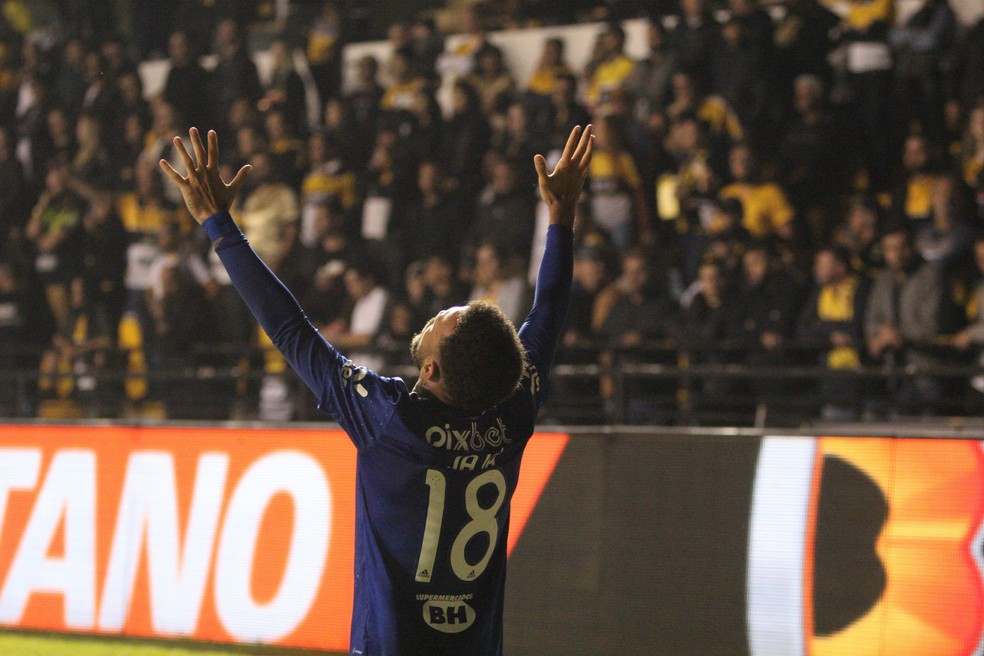 Jajá, do Cruzeiro, comemora gol marcado diante do Criciúma — Foto: Beno Küster Nunes/AGIF
