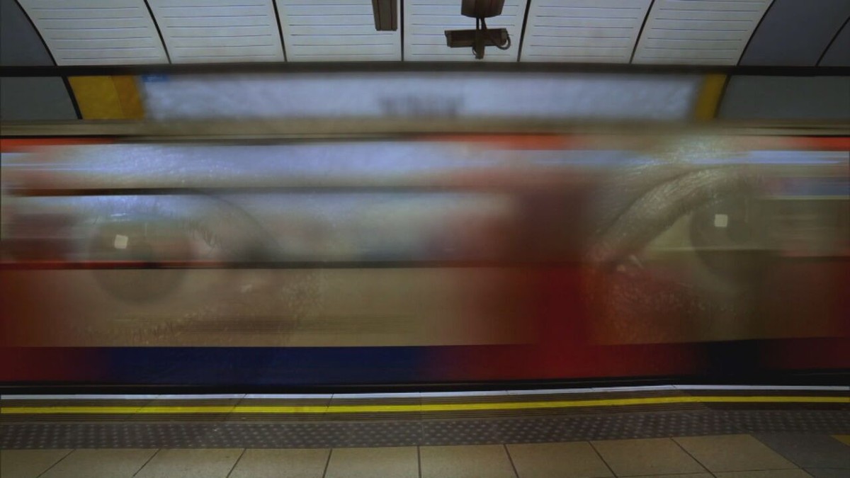 Campanha no metrô de Londres pede para denunciar quando a ‘encarada’ vira assédio