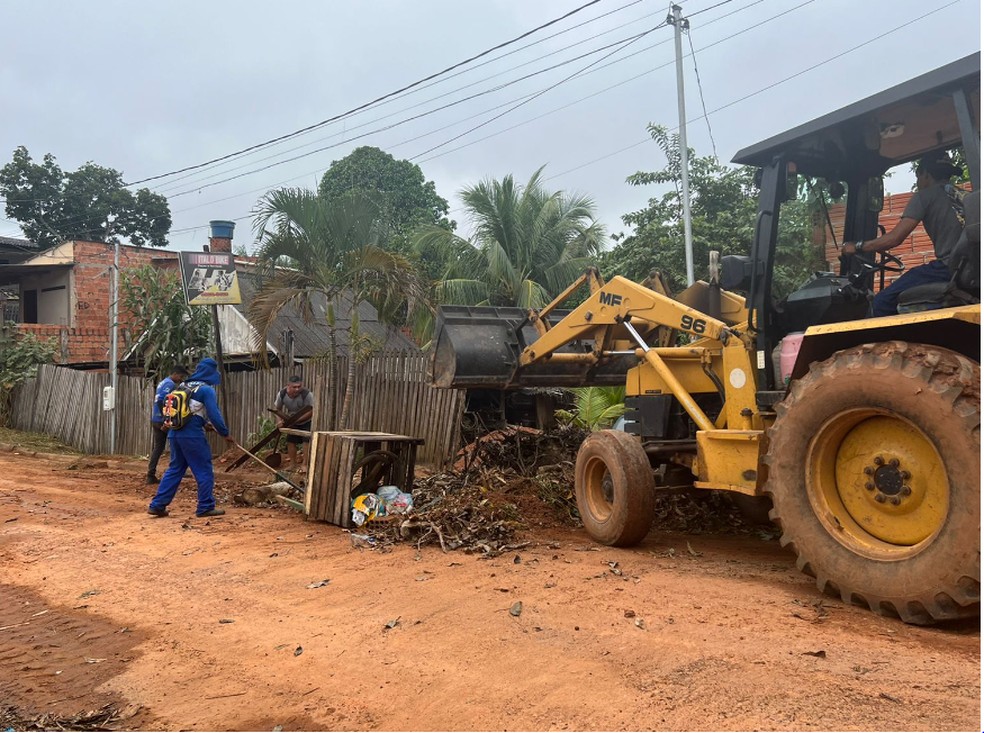 Durante a ação é feito o trabalho de roçagem, capina, retirada de entulhos, limpeza das sarjetas e boca de lobo.  — Foto: Asscom/SMCC