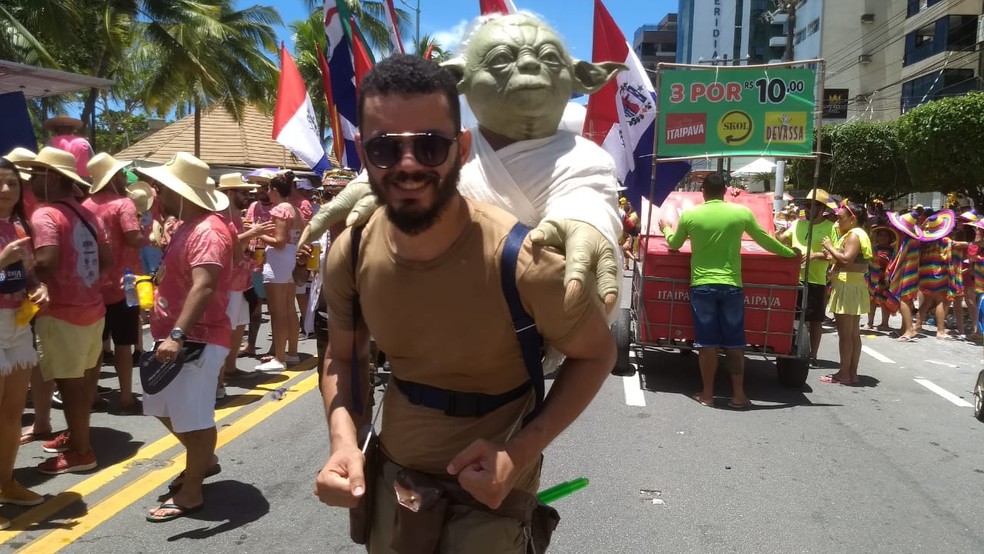 Folião Alex Michel se fantasiou em homenagem a saga Star Wars para o Pinto da Madrugada em Maceió, Alagoas — Foto: Jamerson Soares/G1