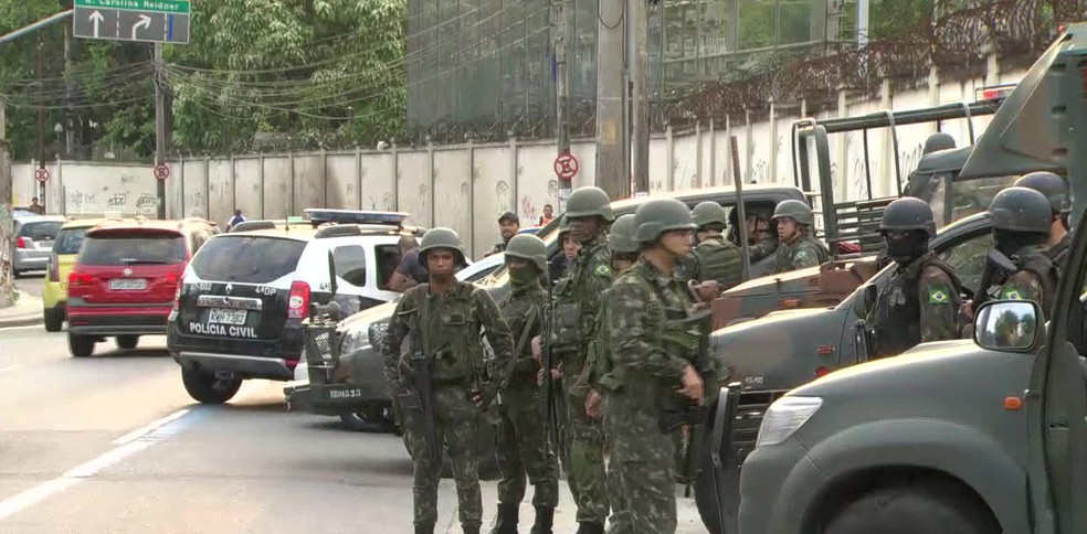 Militares em operação em comunidades do Complexo de São Carlos. (Foto: Reprodução/ TV Globo)