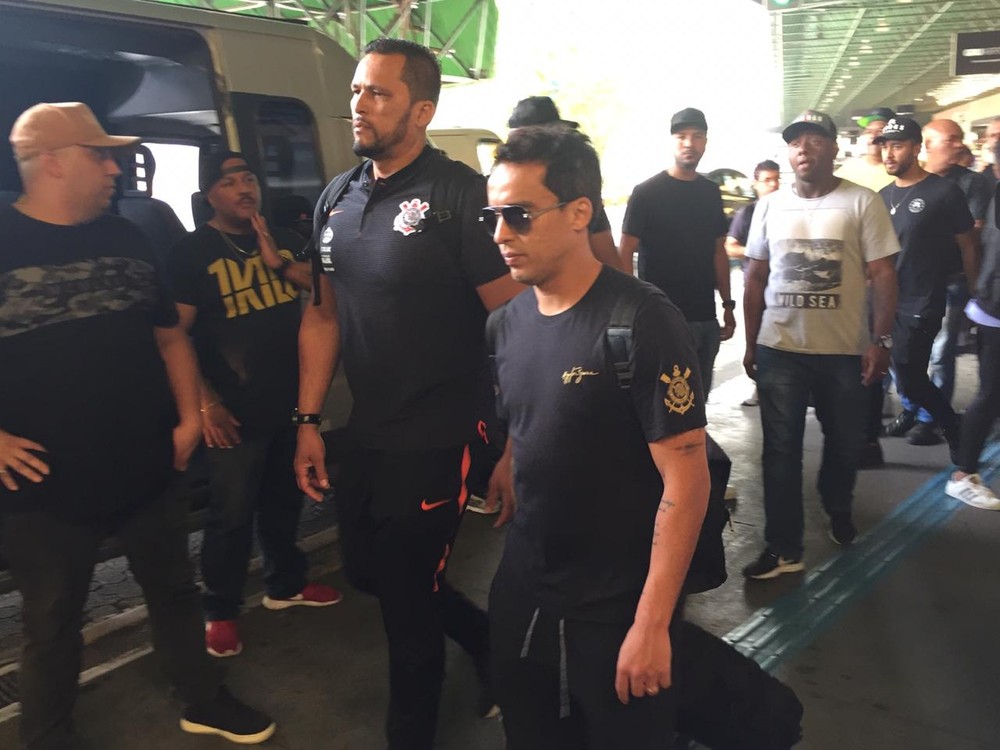 Corinthians volta a São Paulo sob proteção de 13 seguranças e nenhum protesto