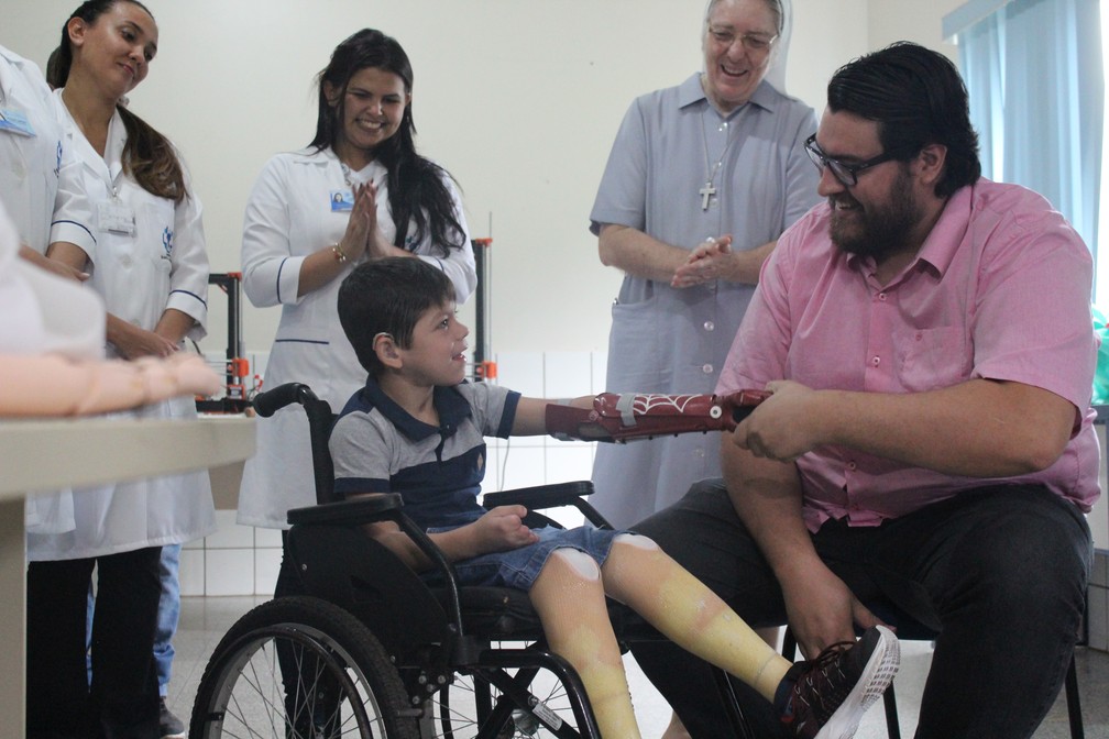 JoÃ£o Victor recebe do engenheiro mecatrÃ´nico, Thiago JucÃ¡, a primeira prÃ³tese do tipo feita na regiÃ£o amazÃ´nica.  â Foto: Pedro Bentes/G1