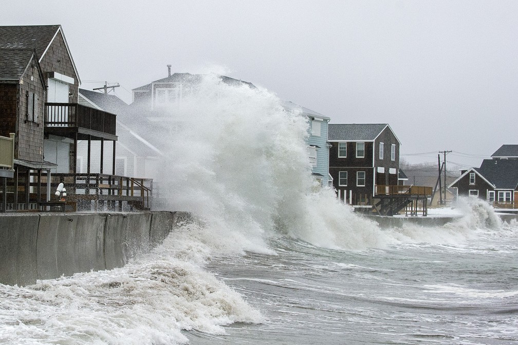Tempestade de inverno deixou mar agitado em Massachusetts — Foto: Joseph PREZIOSO / AFP