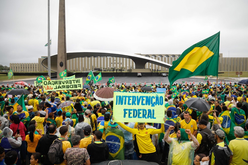 Bolsonaristas fazem ato antidemocr�tico em frente ao Minist�rio da Defesa, em Bras�lia � Foto: Sergio Lima / AFP